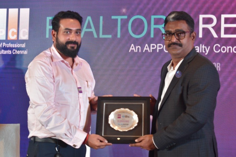 Felicitation to Mr Sumanth Reddy, IPP - NAR India, by Mr Vishwanathan - Member APPCC